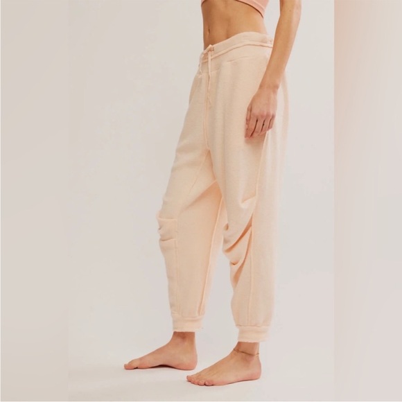 NWT free people day off joggers in tender Peach Jogger Sweatpants - Picture 2 of 10